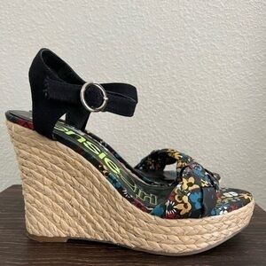 Kensie wedge sandals size 9B. Nearly new condition.